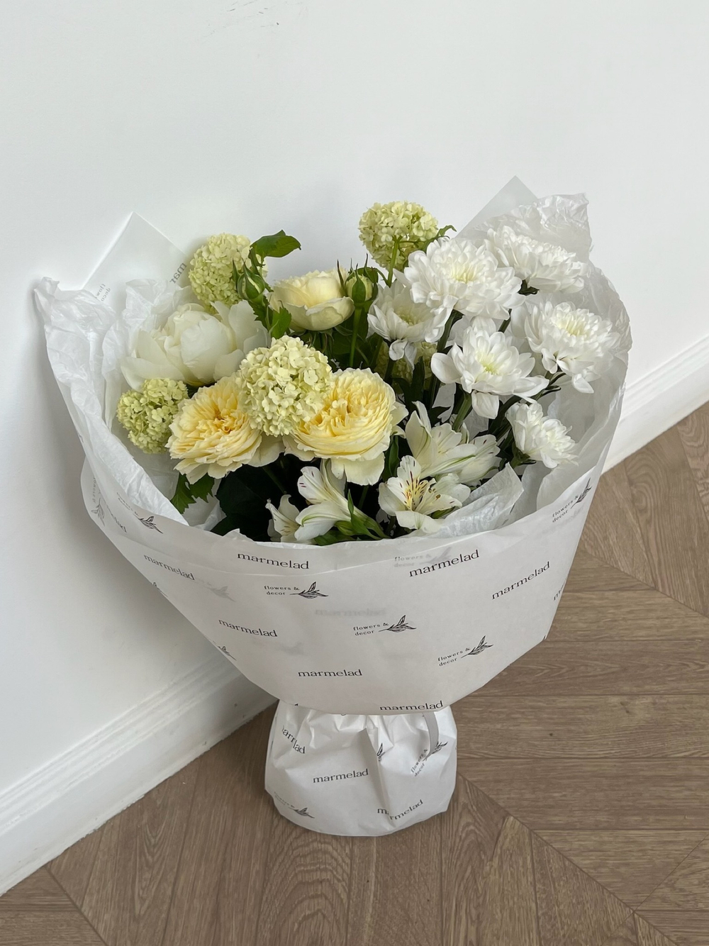 Букет раскидистой формы с хризантемой и кустовой пионовидной розой