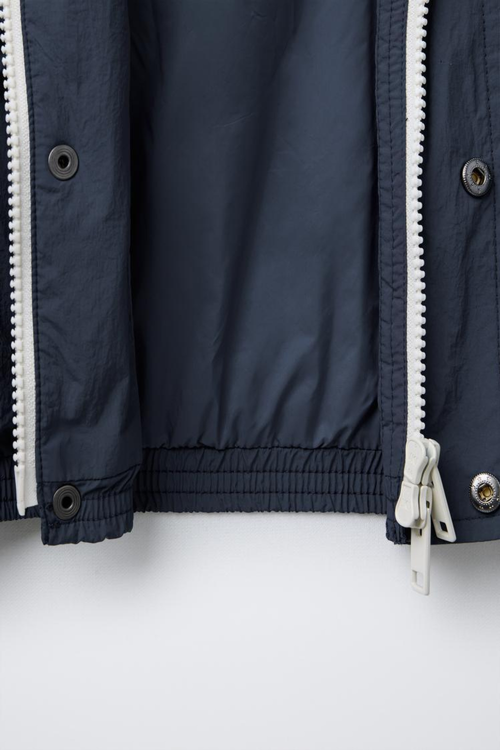 ZARA ЛЕГКИЙ ДОЖДЕВИК ИЗ ВЫСОКОТЕХНОЛОГИЧНОЙ КОНТРАСТНОЙ ТКАНИ, ГРАНАТОВЫЙ