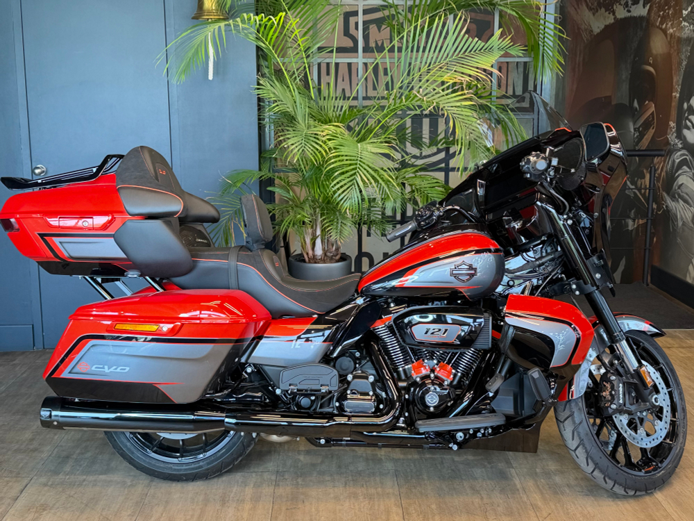 CVO Street Glide Limited "Citrus Heat CVO Tri-Tone" (2026)