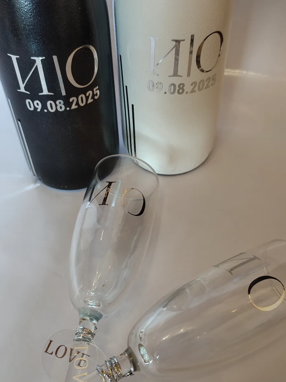 Наклейки свадебные на бутылки и бокалы прямые инициалы "Е"