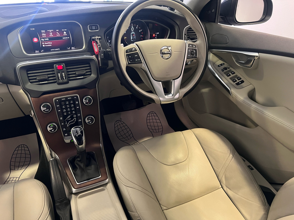 Volvo V40, 2017 год