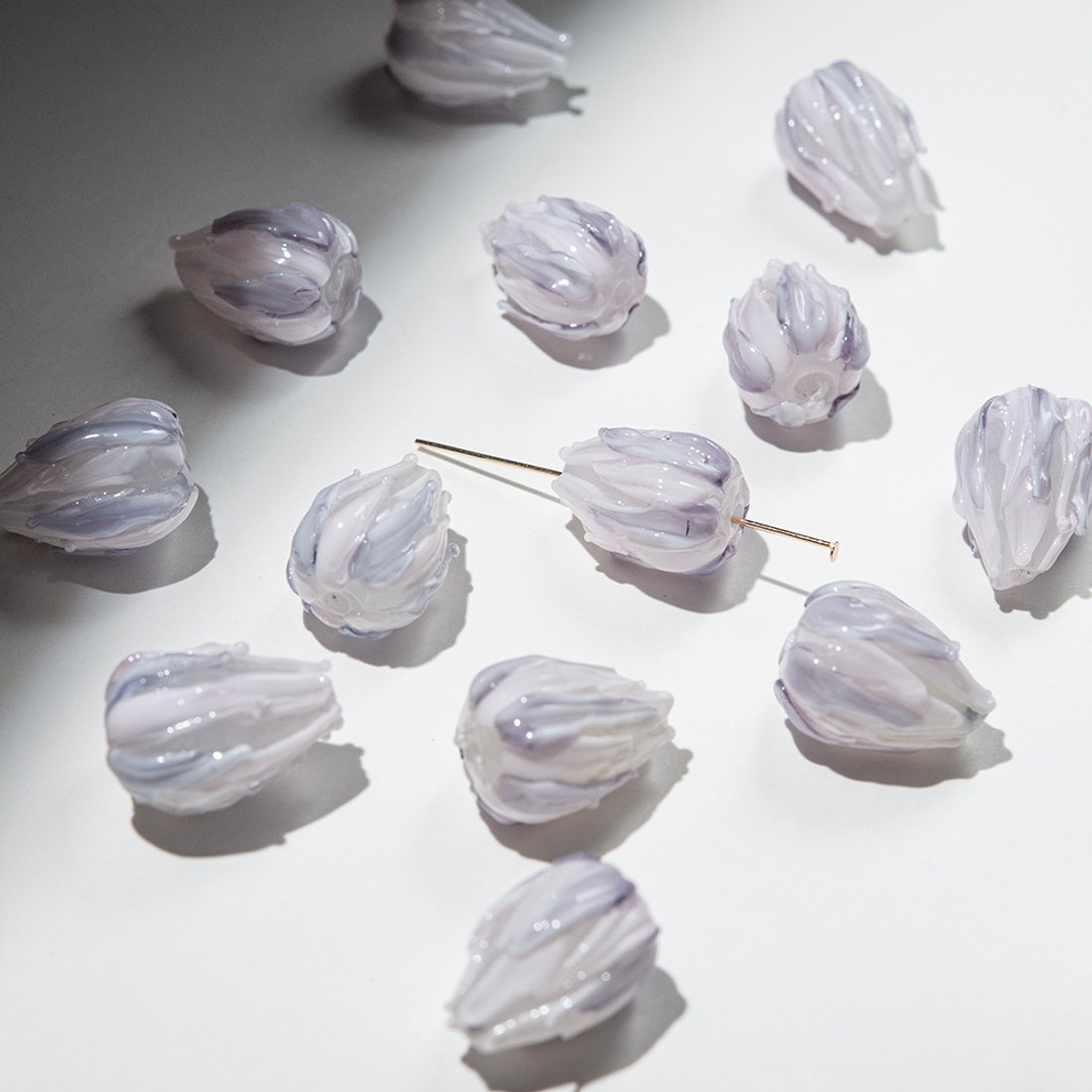 Бусина лампворк "Бутон", 21*15,5мм, бело-лиловое стекло