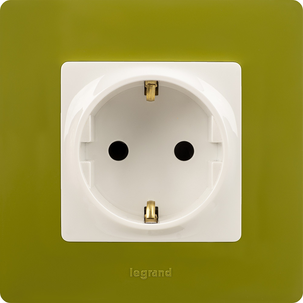 Розетка с заземлением со шторками 16А 250В белый ETIKA Legrand