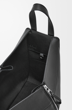 Loewe Маленькая сумка Hammock из классической телячьей кожи, черный