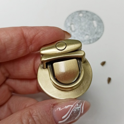 Замок вертушка на винтах 30*35 Антик