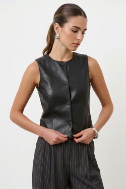 Жилетка из экокожи в минималистичном стиле черного цвета