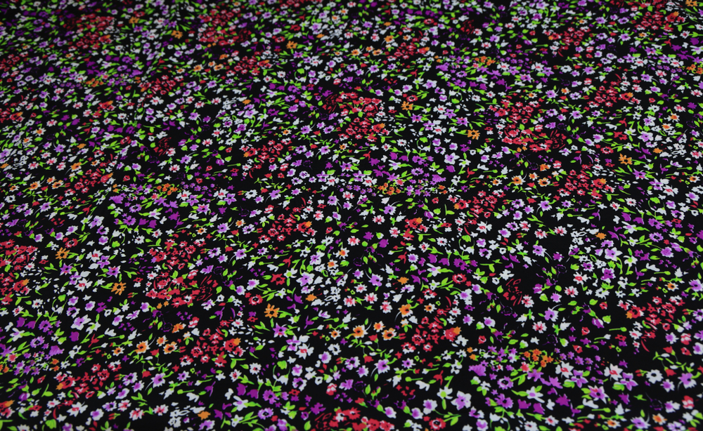 Вискоза черная в мелкий фиолетово-розовый цветок