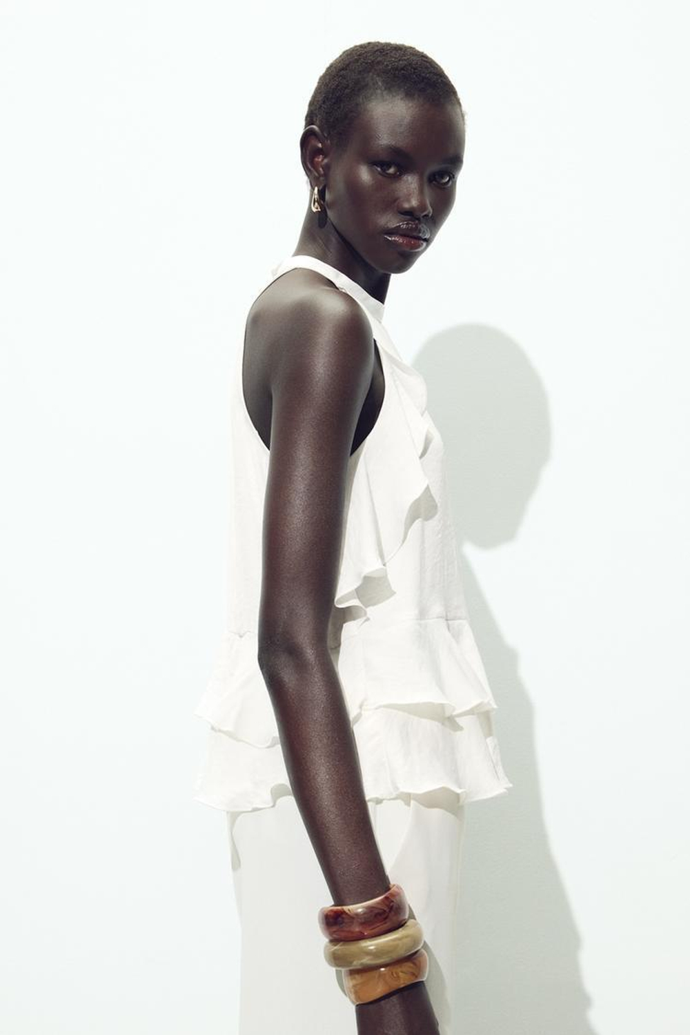 ZARA КОРОТКИЙ ТОП С ОБОРКАМИ, БЕЛЫЙ