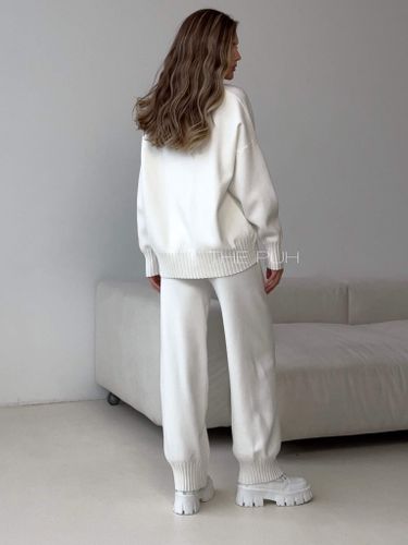 Белый трикотажный костюм из шерсти и вискозы