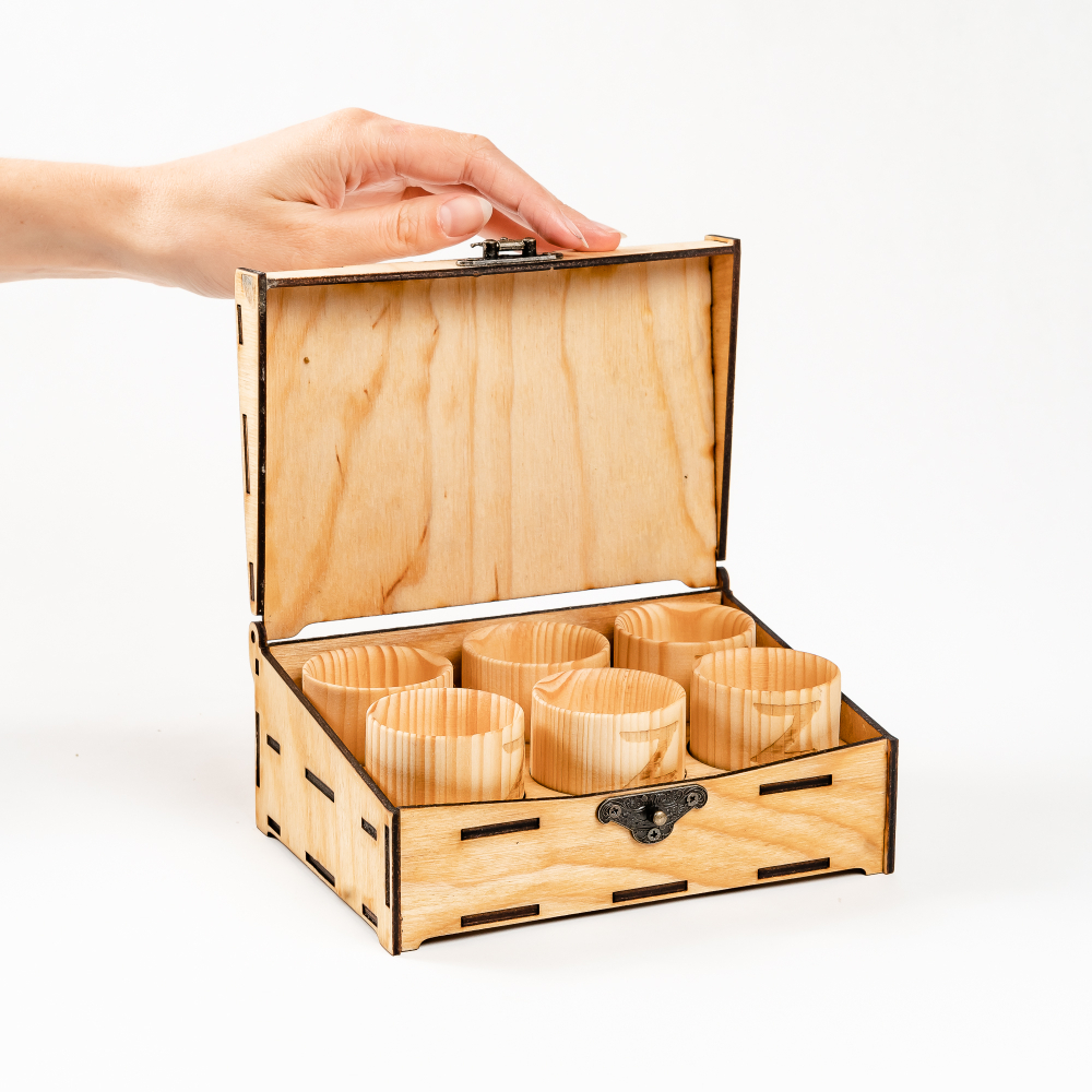 Подарочный набор рюмки (стопки) из древесины кедра в шкатулке PK46