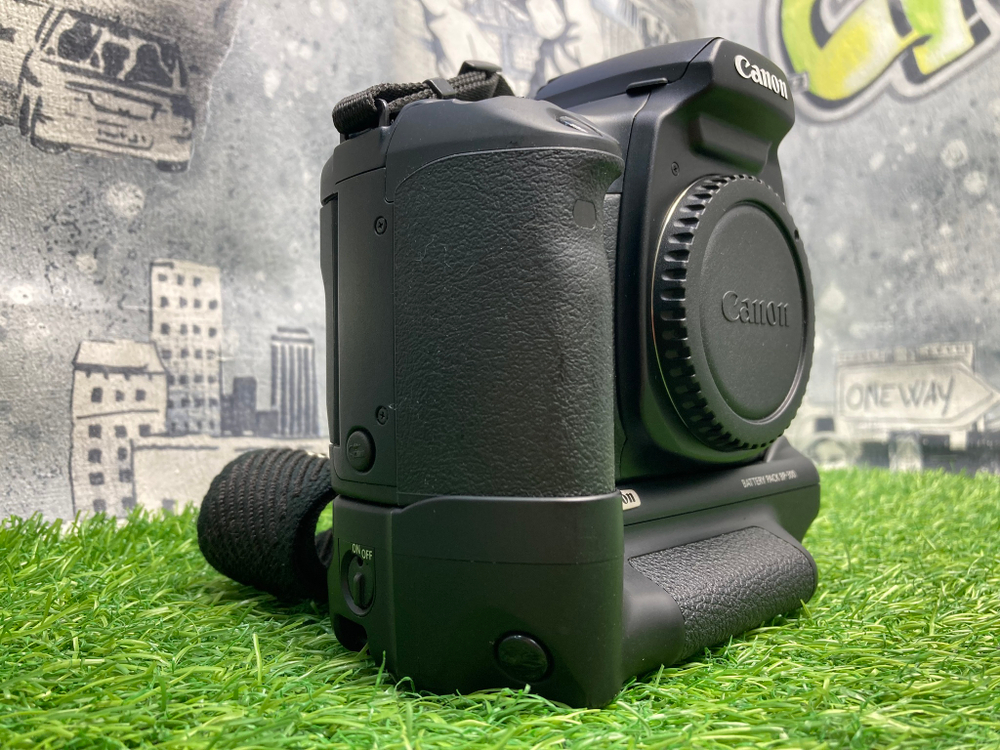 Canon EOS 33 + Battery Pack