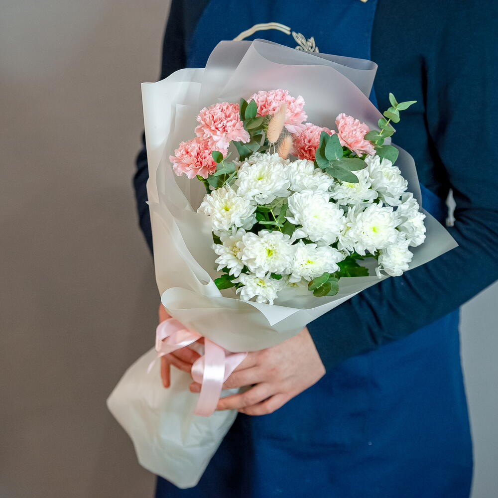 Букет с диантусами и хризантемой Балтика