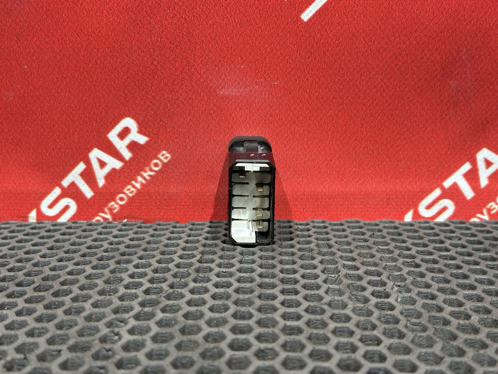 Кнопка освещения в салоне