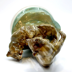 Фарфоровая скульптура Два медведя. 1920. Фарфор, глазурь. Zsolnay Pecs, Венгрия,  Автор Бела Маркуп.