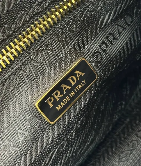 Кожаная большая сумка Prada Bonnie