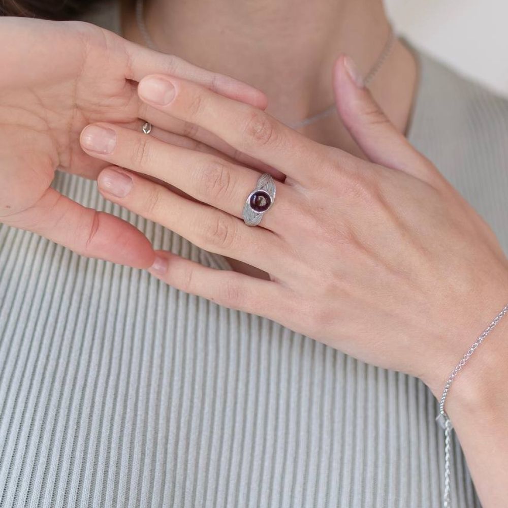 Кольцо Листья с кругом вишневого янтаря