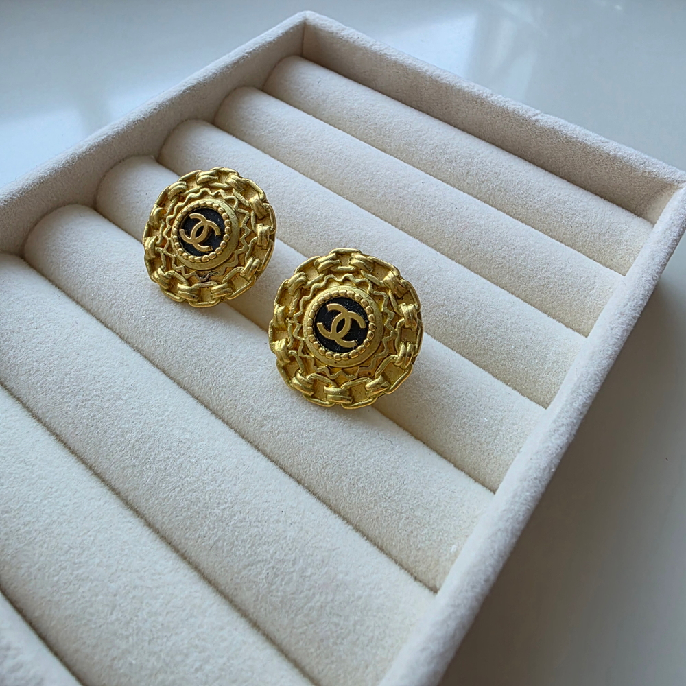 Клипсы Chanel с лого