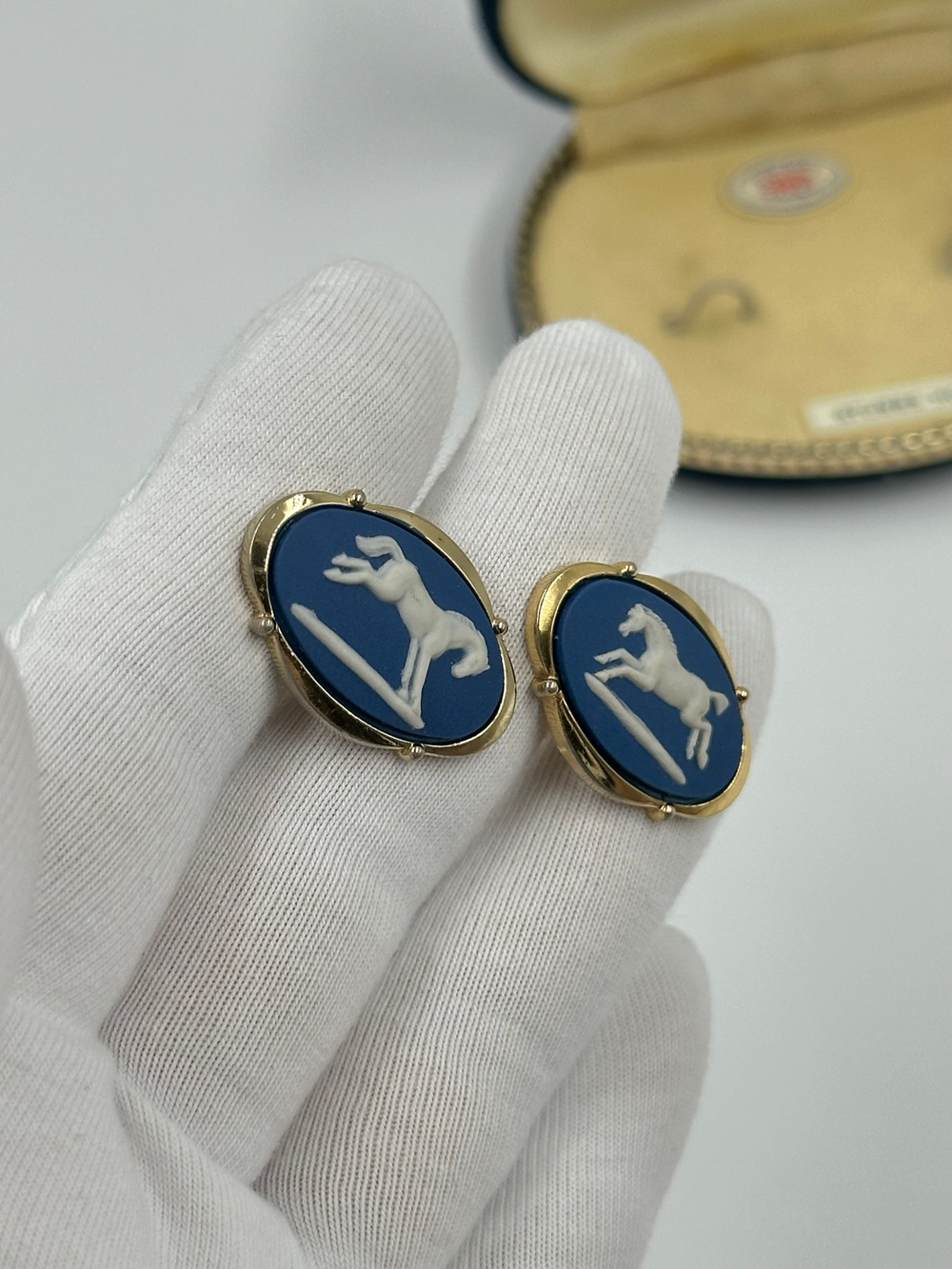Запонки с лошадьми Wedgwood