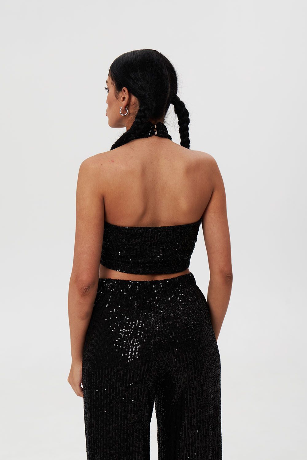 Топ из пайеток с узлом черного цвета