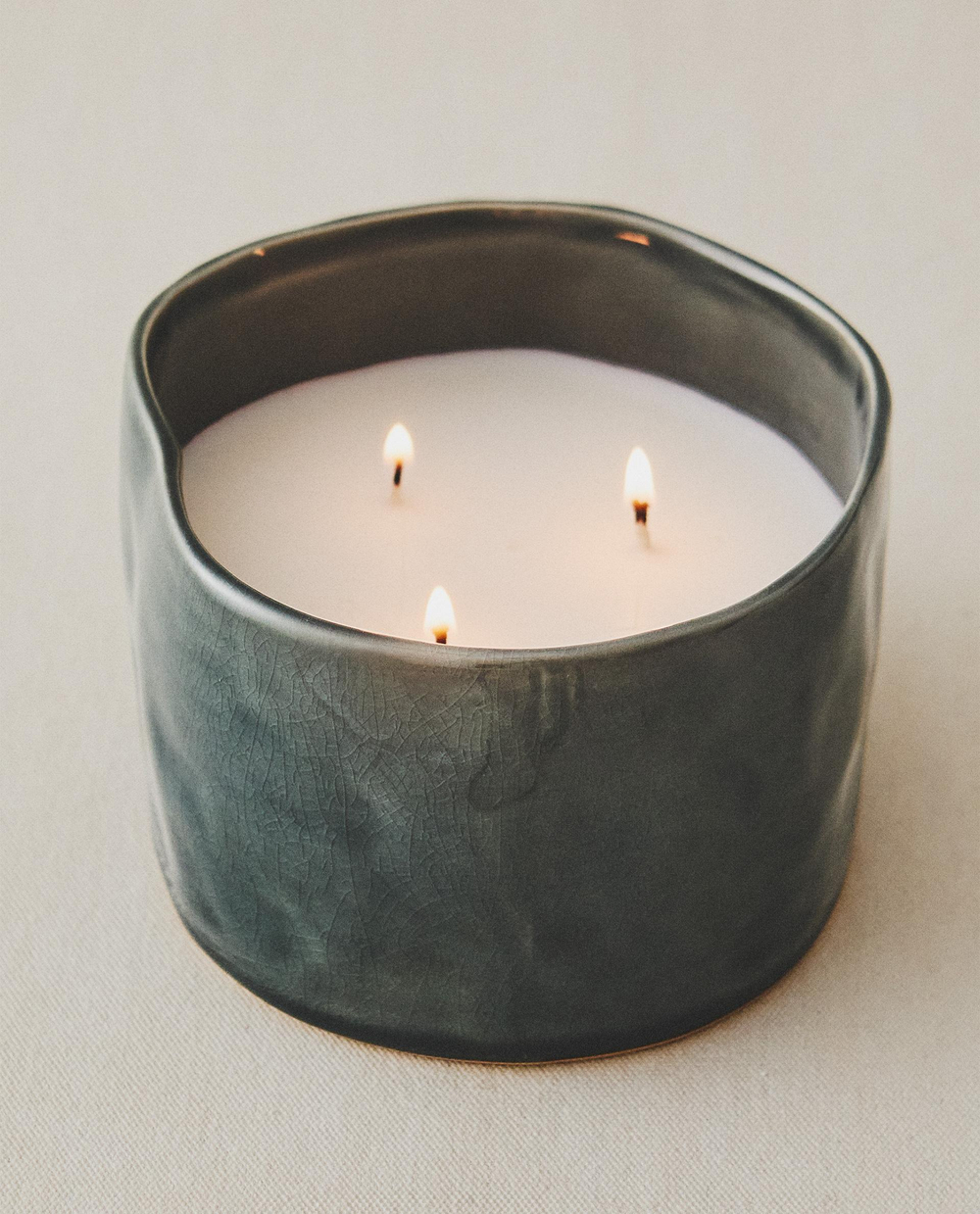 Zara Home Свеча ароматическая Vibrant Rose 150 г, растительный воск, аромат цветочный, Розовый