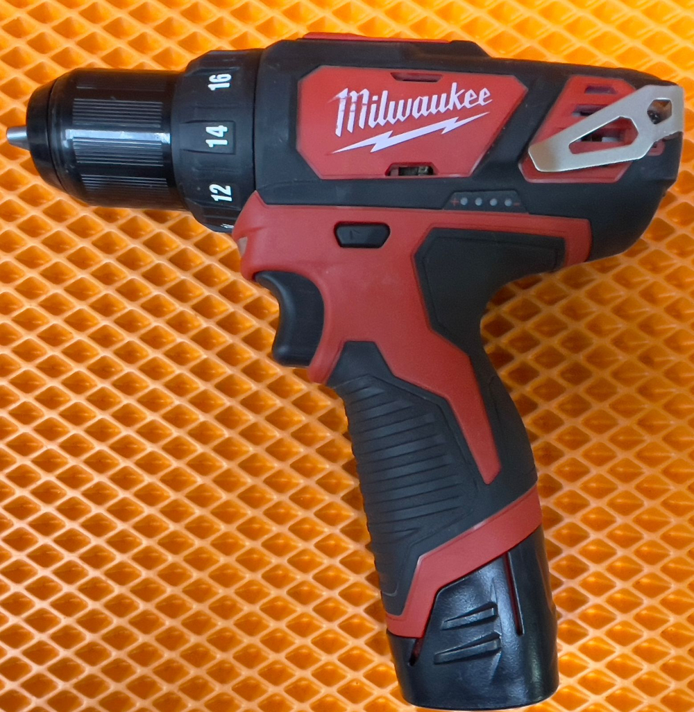 Аккумуляторная дрель-шуруповерт Milwaukee M12 BDD-202C