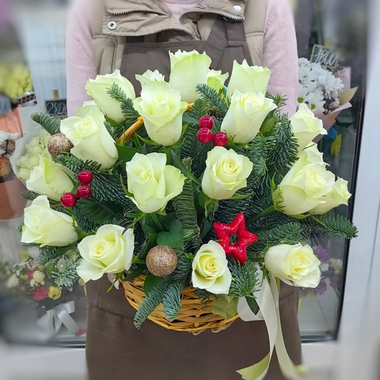 Композиция из 25 белых роз с новогодним декором