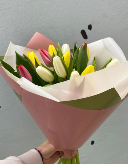 Букет из 15 белых, жёлтых и розовых тюльпанов