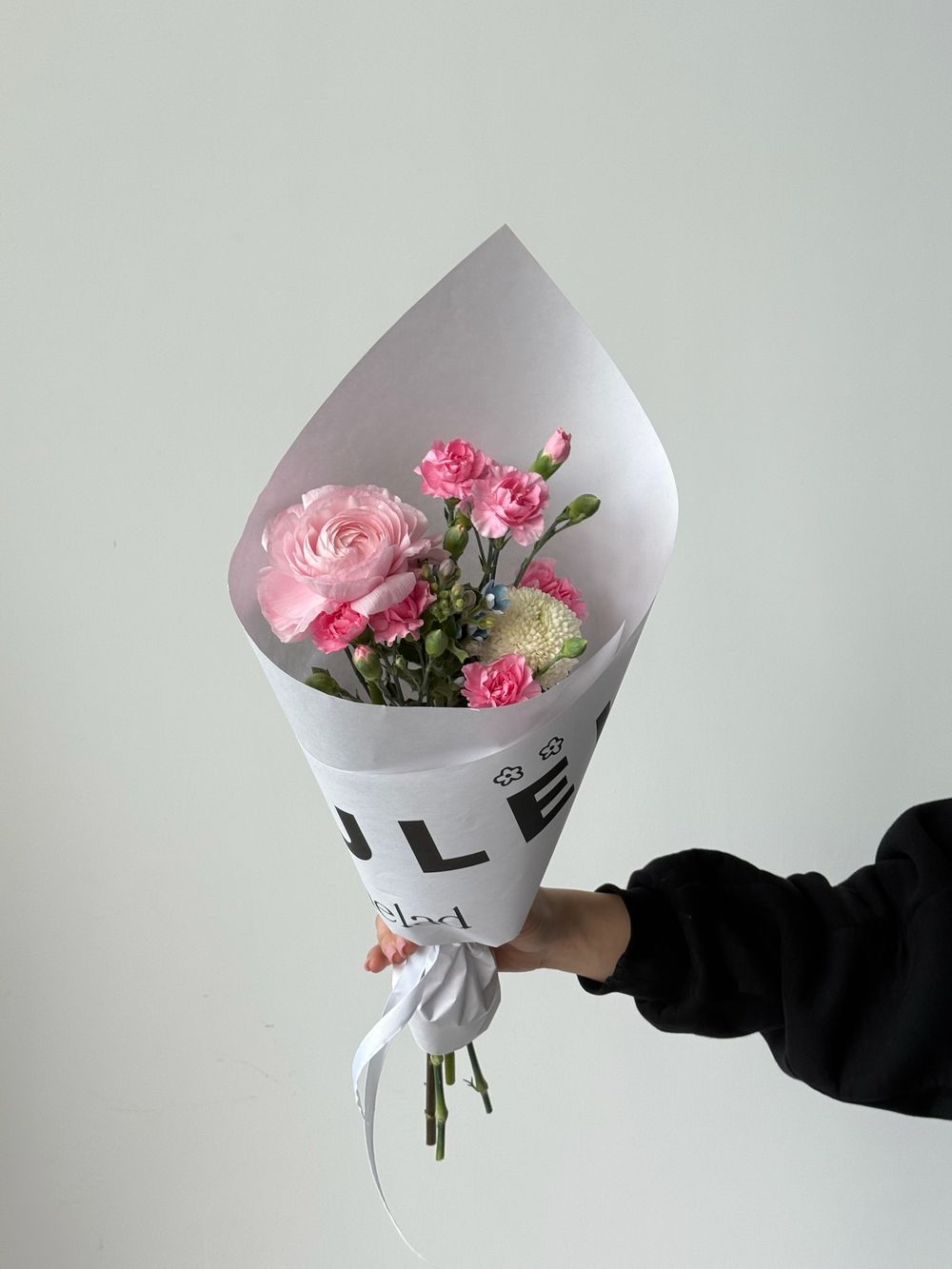 Кулек сборный из кустовых диантусов, ранункулюса, оксипеталума и хризантемы