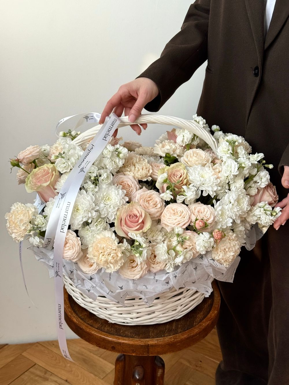 Цветочная корзина в кремовых оттенках размер XL