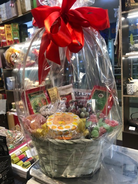 Чайная корзина с конфитюром МАНГО+ миндаль а глазури и воздушный рис в шоколаде +плитка шоколада 12 г