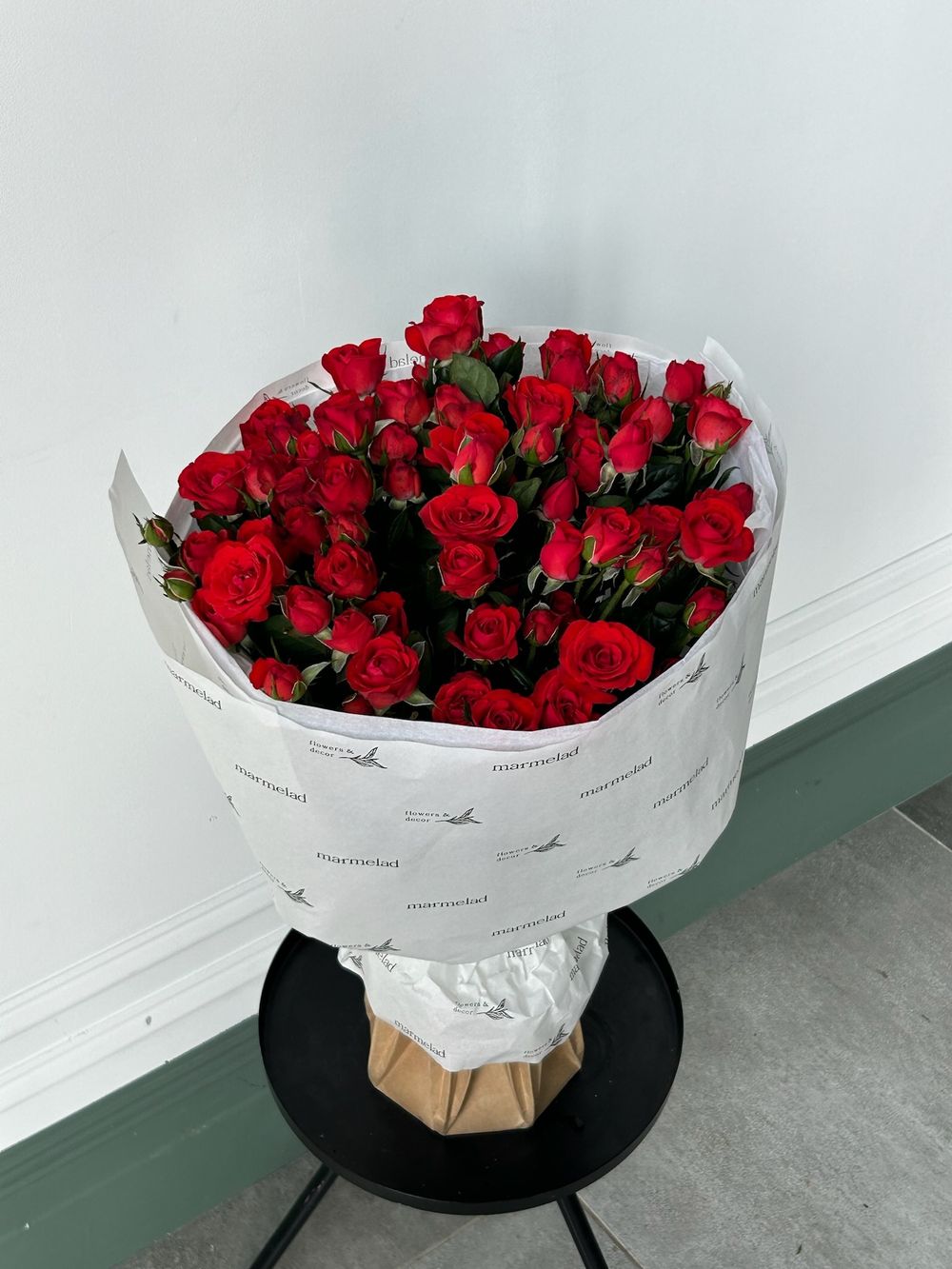 Букет моно из кустовых роз 15 шт в красном оттенке