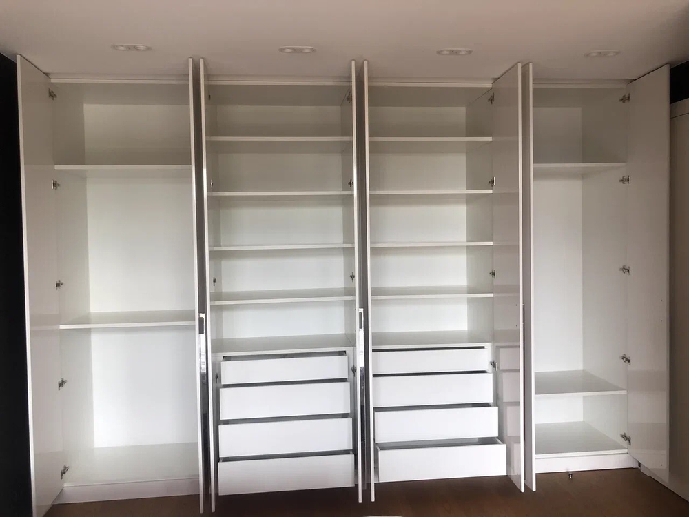 Глянцевый встроенный шкаф в современном стиле