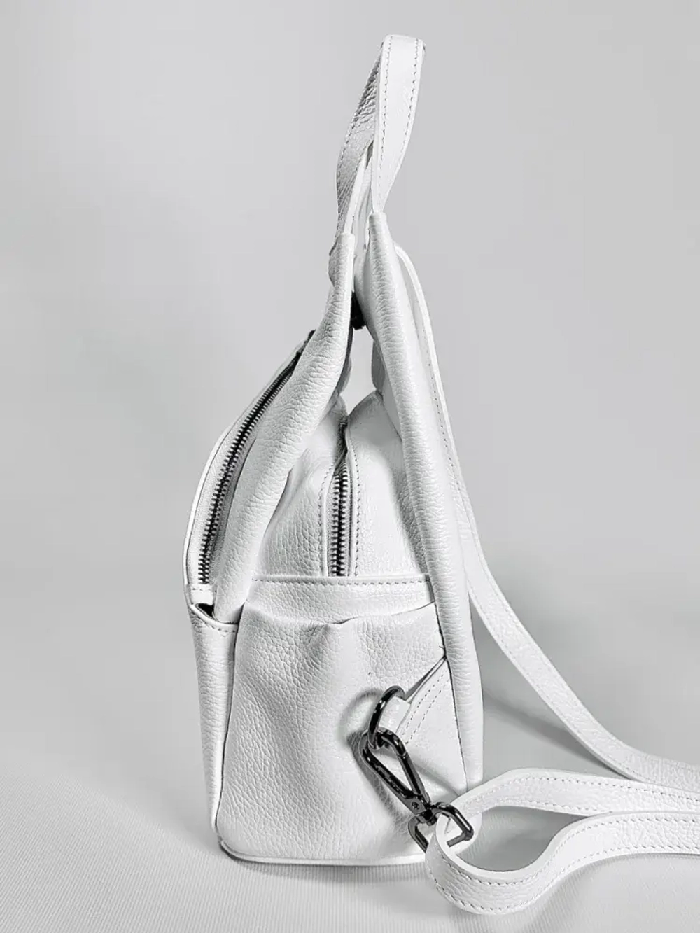 Женская сумка-рюкзак из натуральной кожи белого цвета
