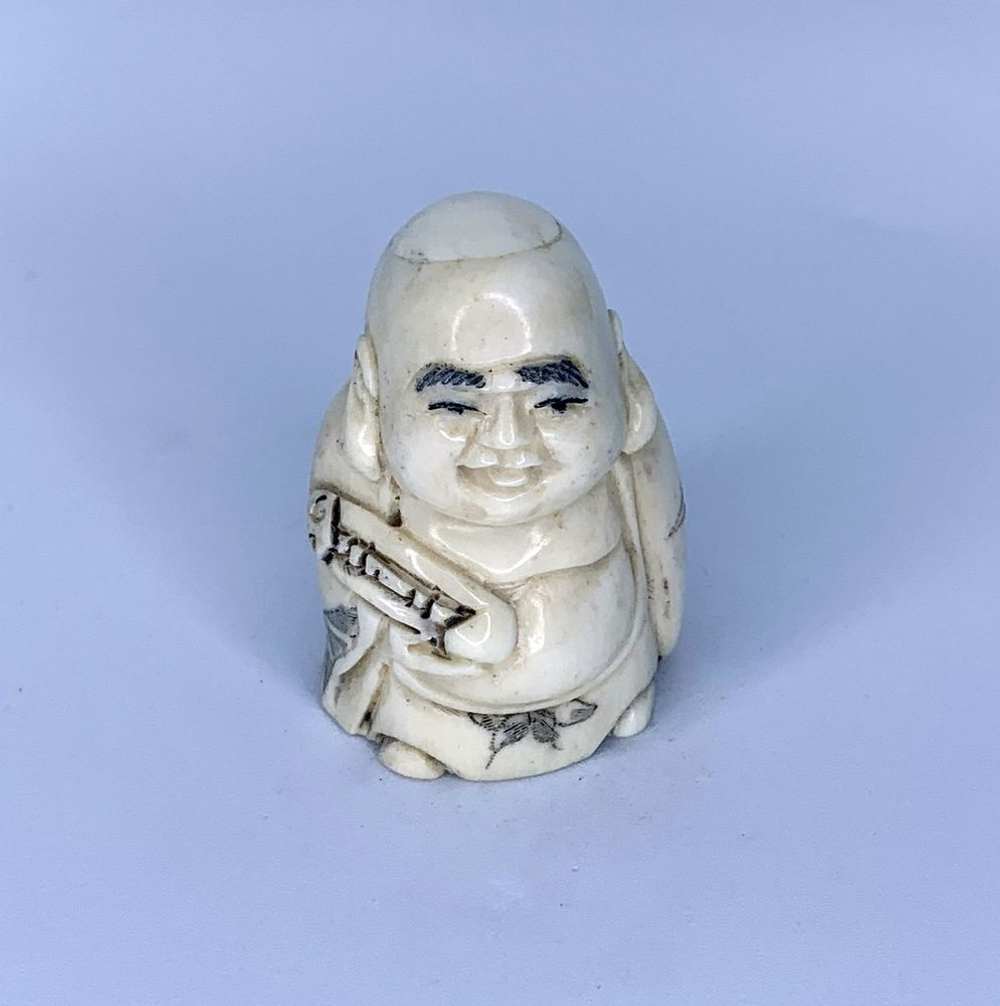 Нэцкэ Хотей с волшебным музыкальным инструментом