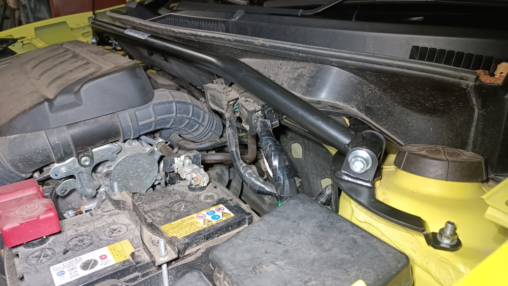 Распорка передних стоек Suzuki Swift 5 (ZC33S)