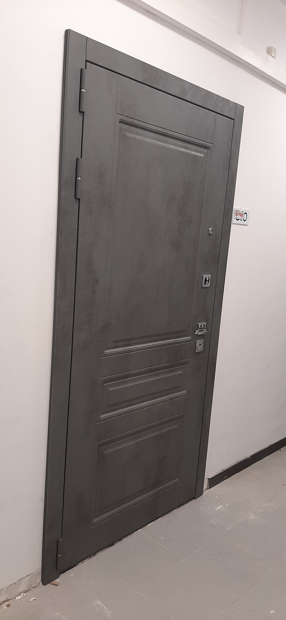 Входная металлическая дверь с зеркалом РЕКС Лира Бетон темный / Белый матовый
