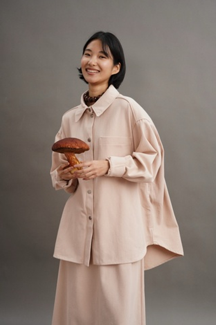 Рубашка оверсайз с карманами из плотного хлопка пудрового цвета