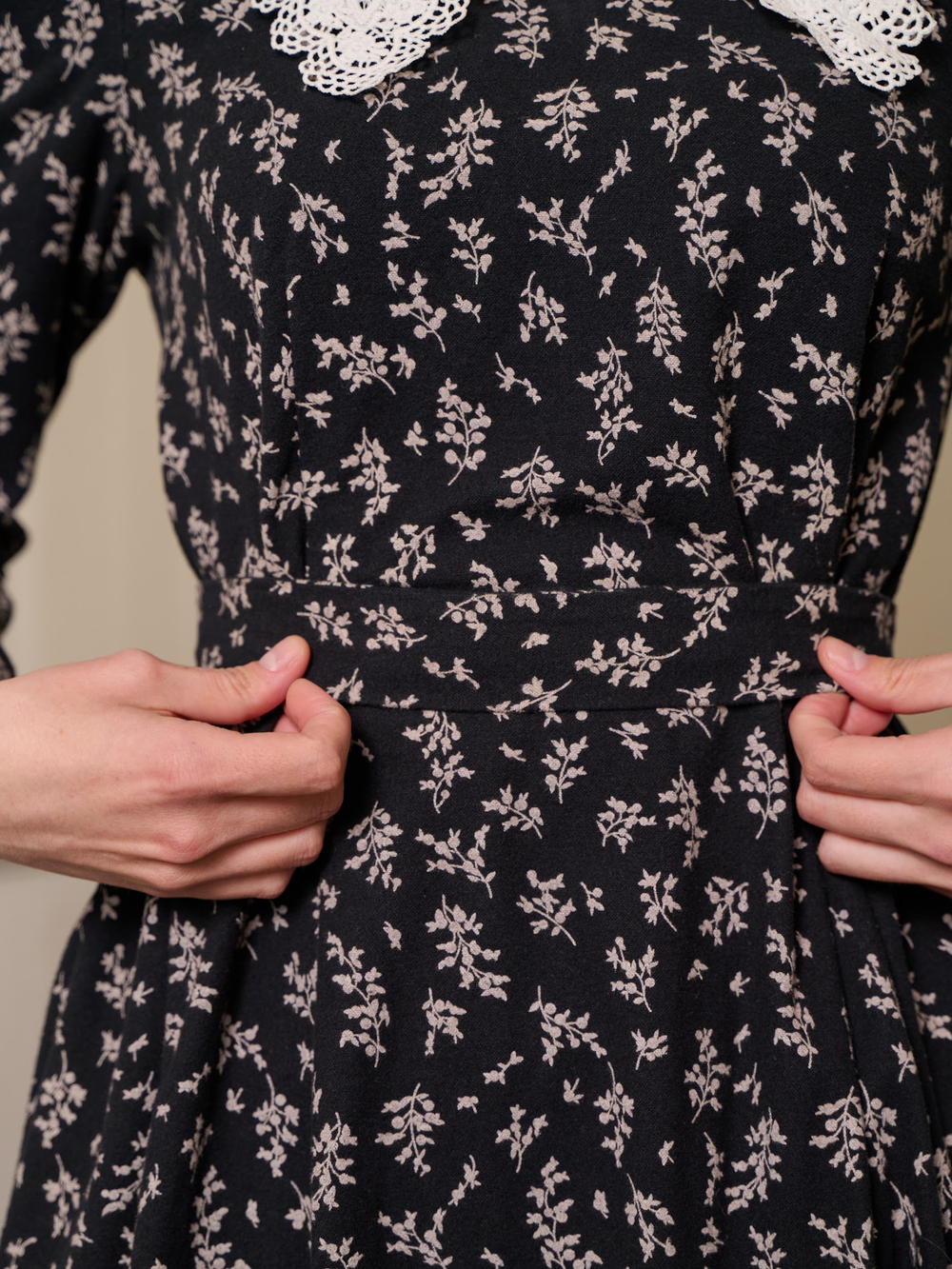 Платье с кружевным воротником