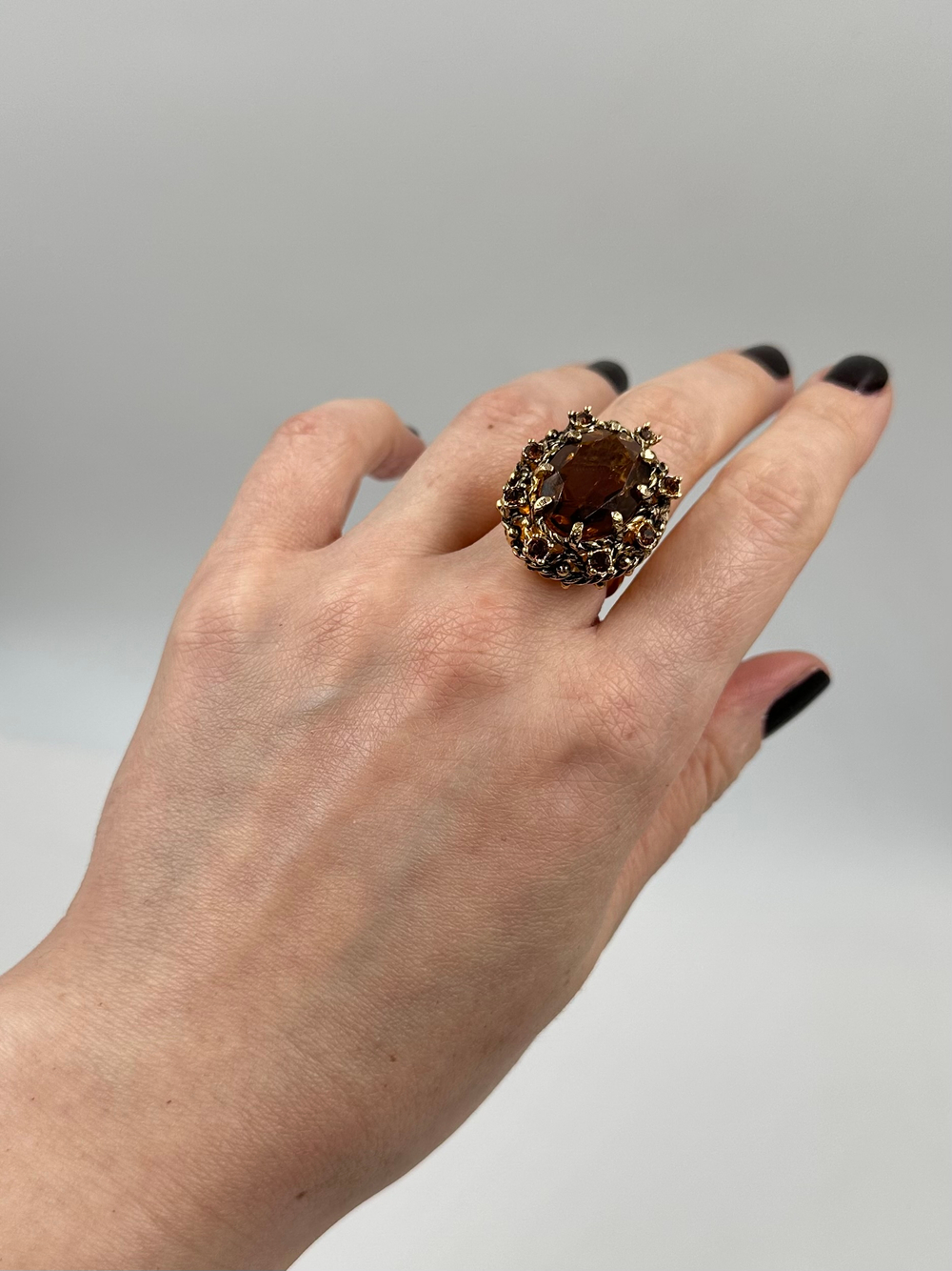 Кольцо с коричневыми кристаллами