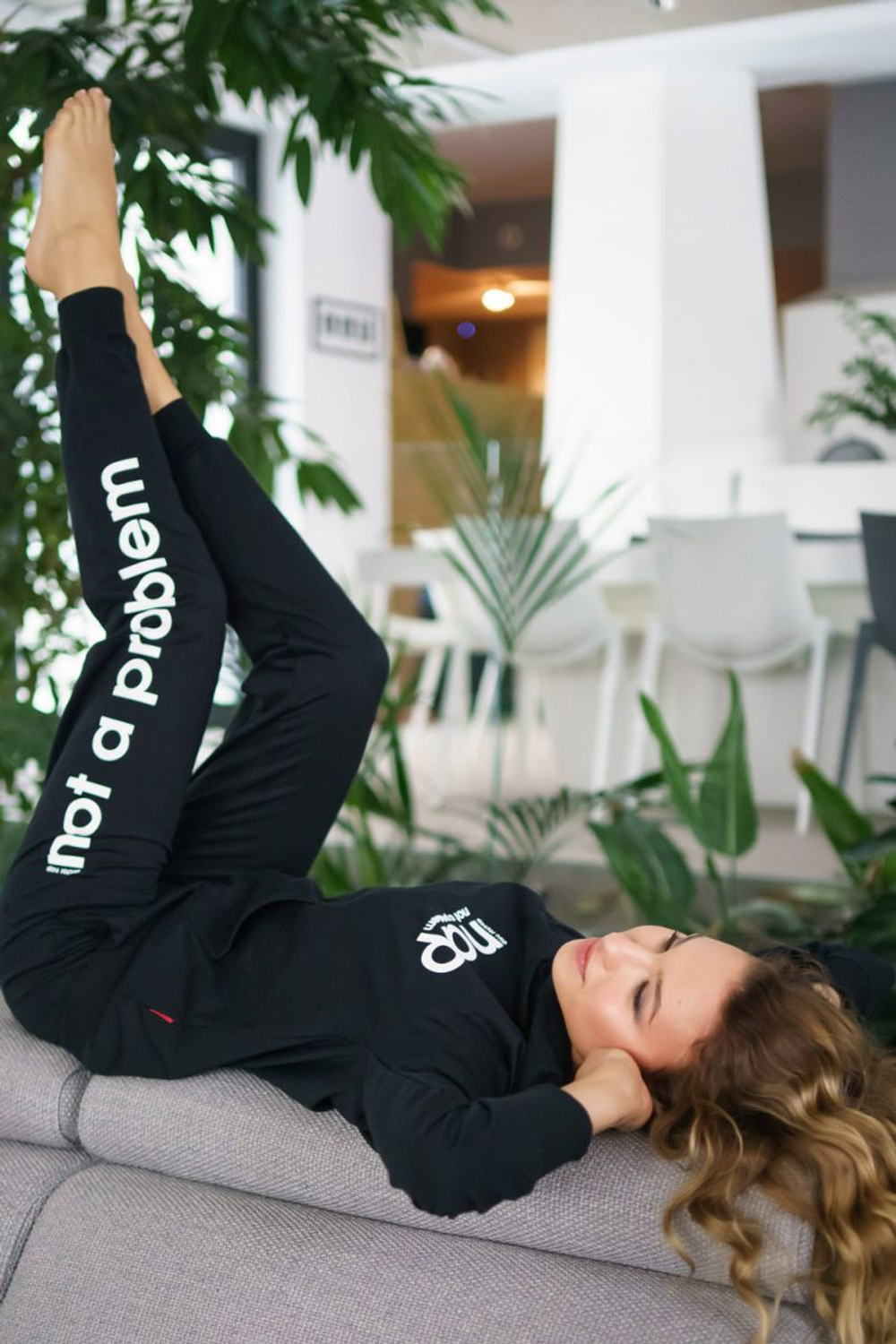 Худи с капюшоном и карманом (Размер: M) (Цвет: черный)