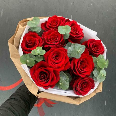 Букет из 9 красных роз с эвкалиптом