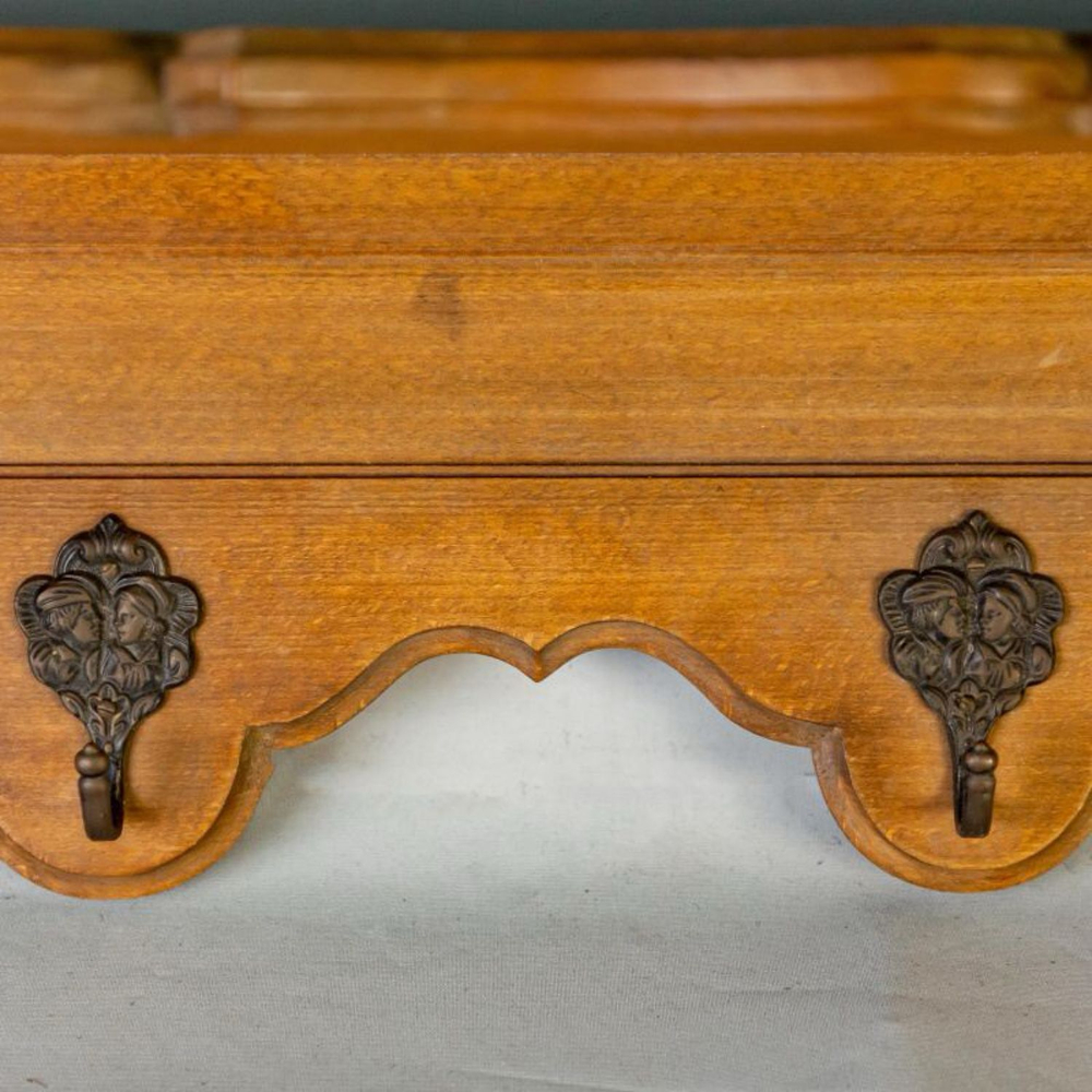 Винтажная настенная вешалка