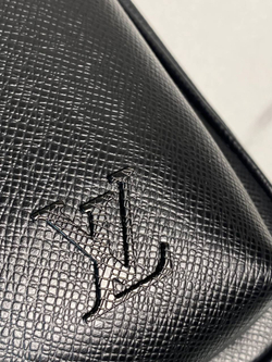 Сумка-слинг Louis Vuitton