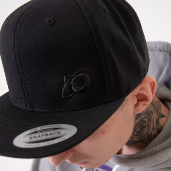 Снэпбэк ЮНОСТЬ™ x Flexfit® Youth Черный