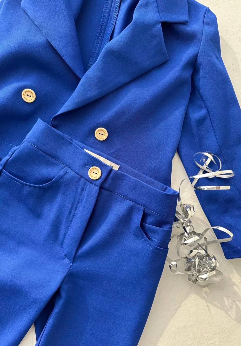 Яркий классический костюм для девочки