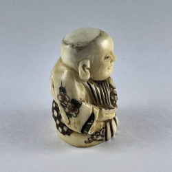 Статуэтка нэцкэ Мальчик Карако с рыбиной на удачу