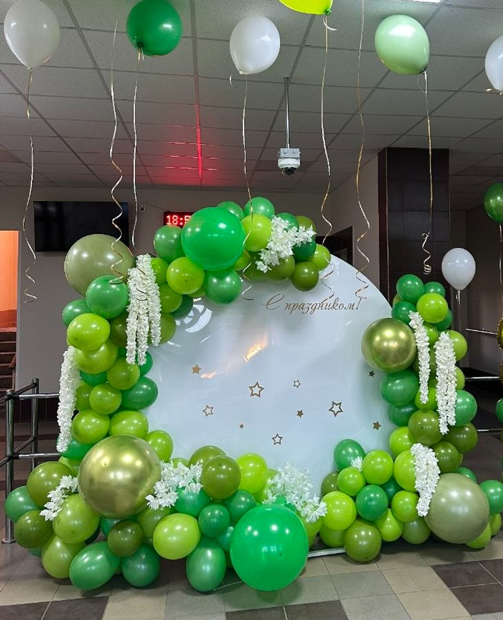 Фотозона с искусственными цветами