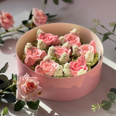 Яркий сладкий букет капкейков в виде роз в розовом коробе 7 шт