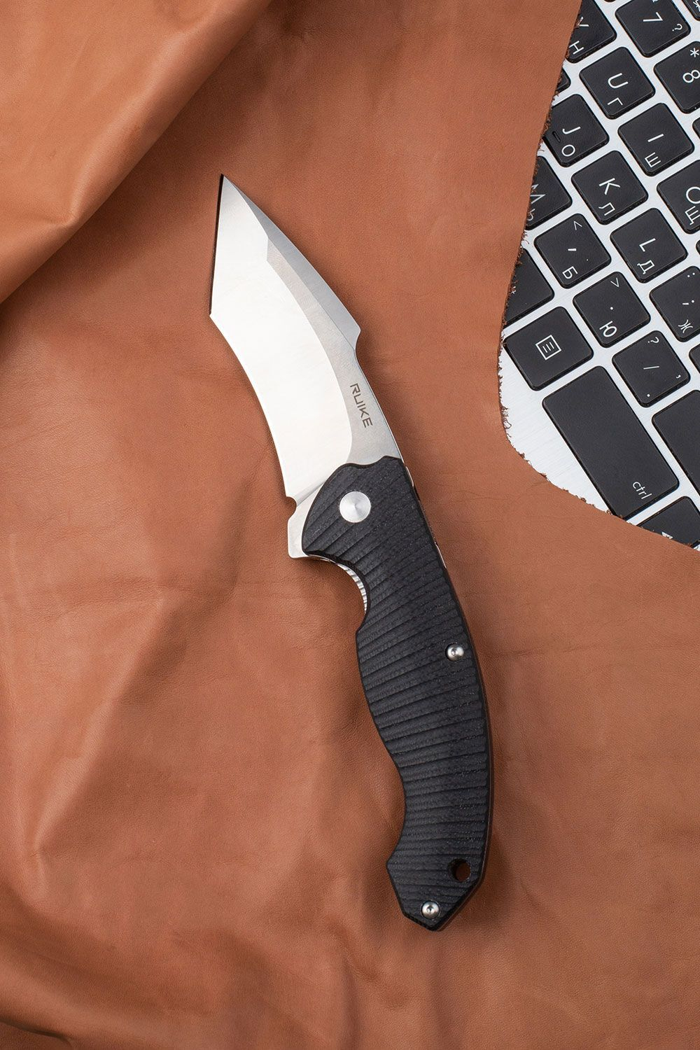 Нож туристический Ruike P851-B черный