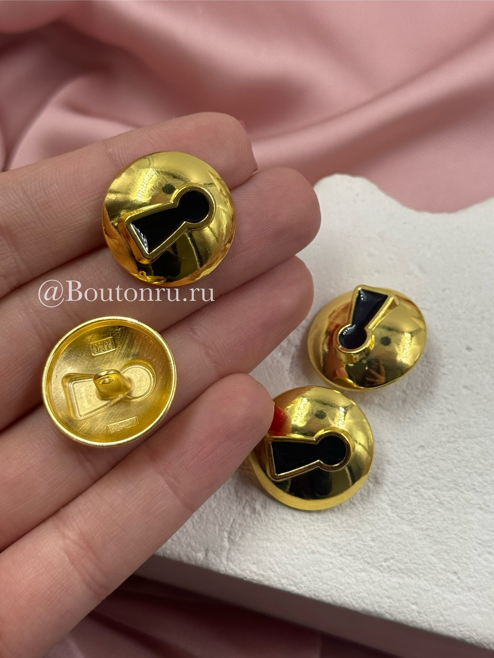 Пуговицы Скиапар. объемные "Скважина" золотистые с черной эмалью
